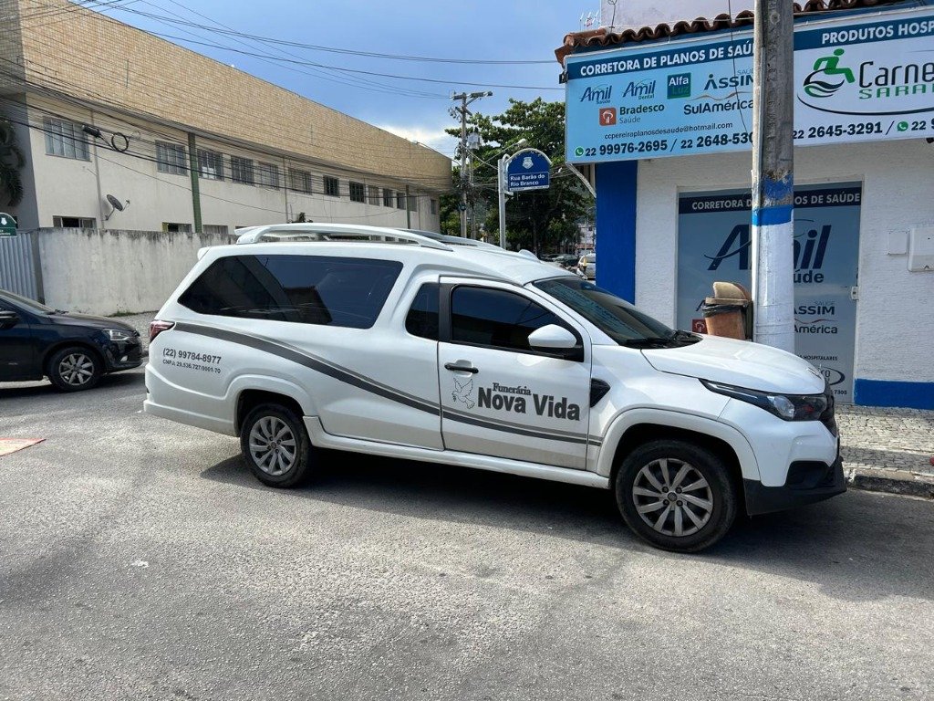 Veículo fúnebre moderno da Funerária Nova Vida preparado para traslado